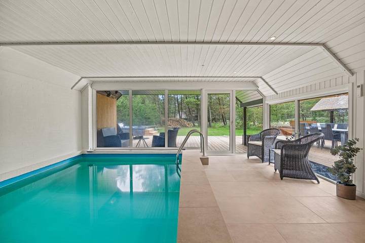 Großes, gemütliches Ferienhaus mit Pool und Kaminofen in Blåvand in Blavand, Varde