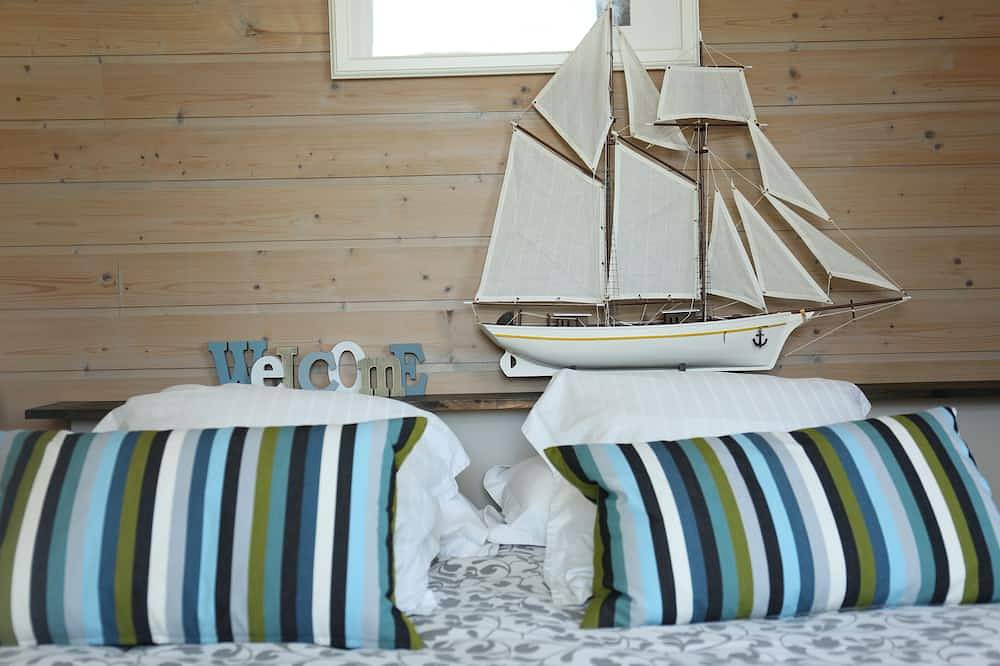 Large bright house in the shape of a boat in Port-en-Bessin-Huppain, Bayeux region