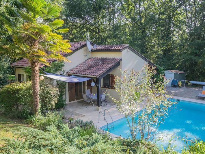 Gîte pour 6 personnes, avec terrasse ainsi que piscine et jardin, adapté aux familles à Saint-Martin-le-Redon