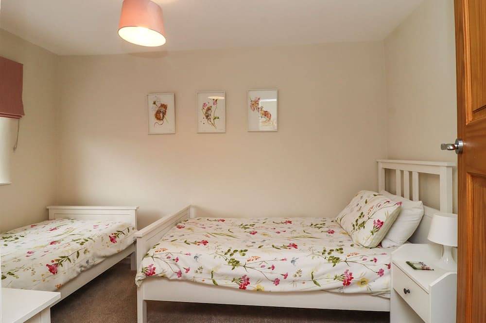 1 The Old Chapel, pet friendly, with a garden in Pool-In-Wharfedale in Leeds, West Yorkshire