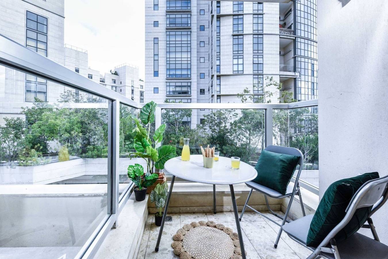 Entire apartment, Charming 1Br Apt with Balcony By Sea N' Rent in Tel Aviv, Tel Aviv District
