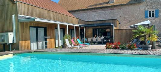 Cottage pour 2 personnes, avec vue ainsi que piscine et jardin à Givry