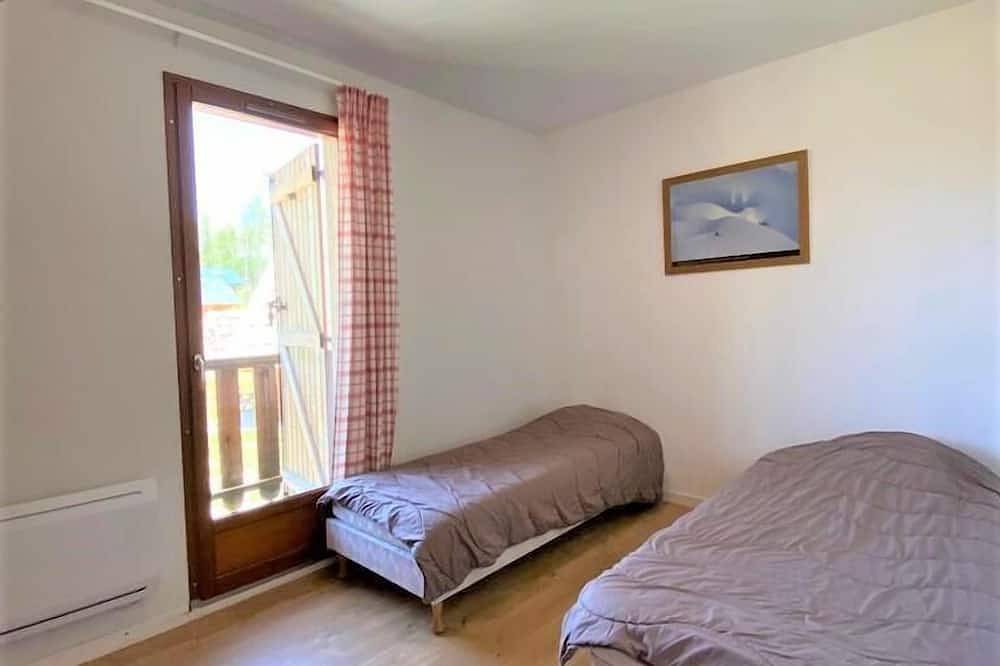 Landhaus, 150m bis zum stadtzentrum, blick berg, schwimmbad, sauna, terrasse, parkmöglichkeiten in La Joue du Loup, Le Dévoluy