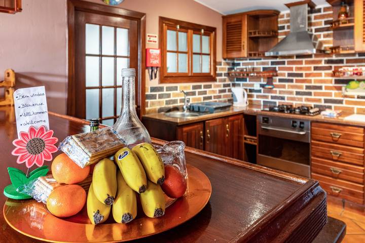 Casa de férias "Cayenne" com vista para o mar, jardim privado e Wi-Fi in Água de Pena, Madeira