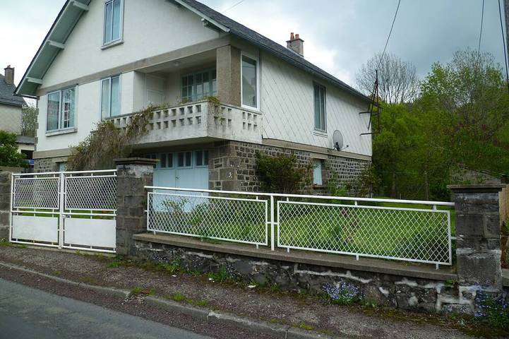 Location de vacances pour 6 personnes, avec terrasse et jardin à Égliseneuve-d'Entraigues