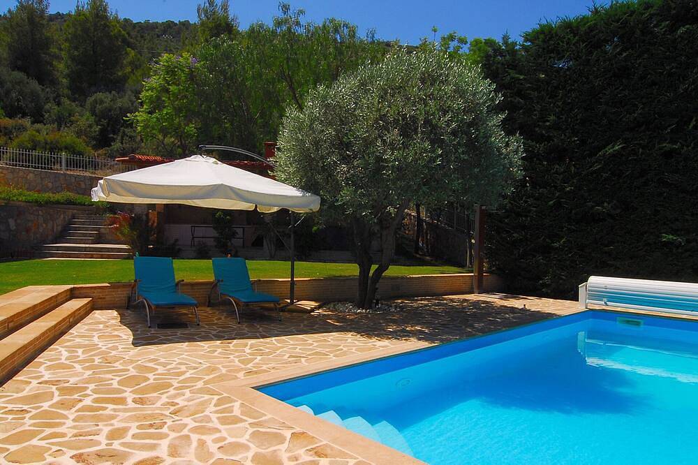 Ein moderner ruhiger Platz mit einem privaten Pool, Garten und Bbq in Theologos, Fthiotida