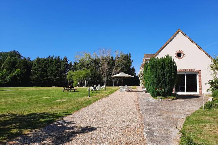 Gîte pour 6 personnes, avec terrasse ainsi que jardin et piscine à Danzé