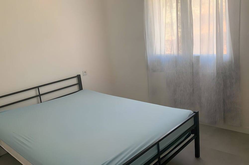 Apartamento entero, Apartamento 'B' con terraza privada y jardín compartido in Poussan, Côte d'Améthyste