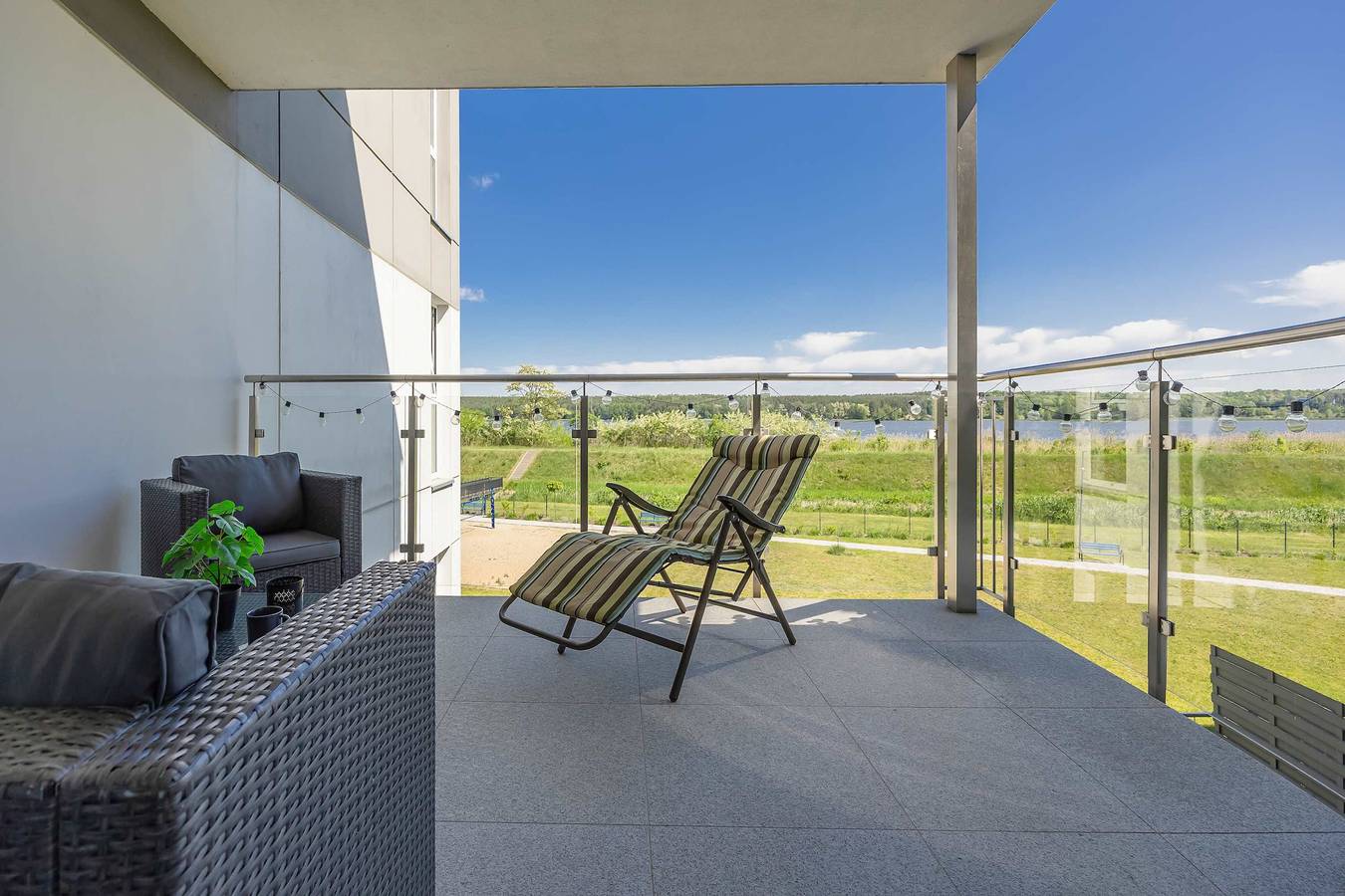 Ganze Ferienwohnung, Modern Studio with Terrace | Swimming Pool and Parking in Masowien
