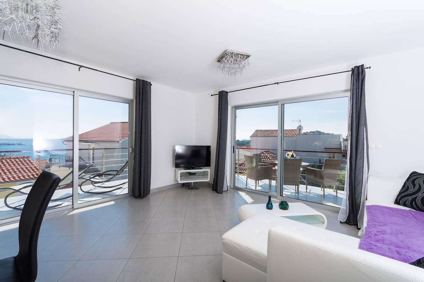 Ganze Wohnung, 2-Zimmer-Ferienwohnung mit Terrasse und Meerblick Tribunj, Vodice A-24102-a in Tribunj, Šibenik-Knin