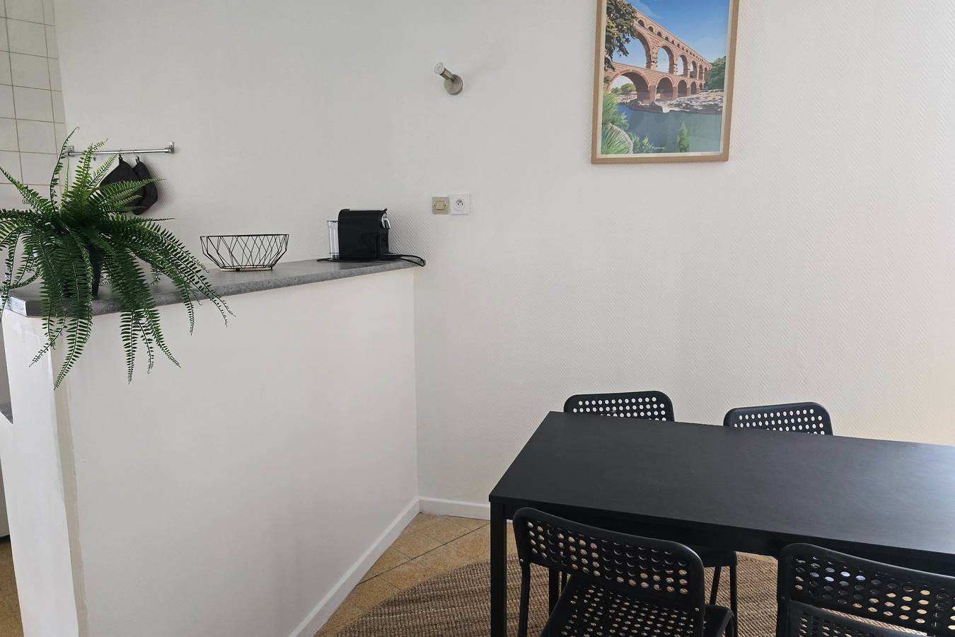 Apartamento entero, Bright apartment near the Arena and train station in Nimes, Region de Nimes
