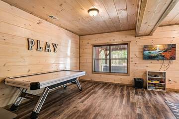 Log Cabin for 12 Guests in Pigeon Forge, Sevier County, Picture 3