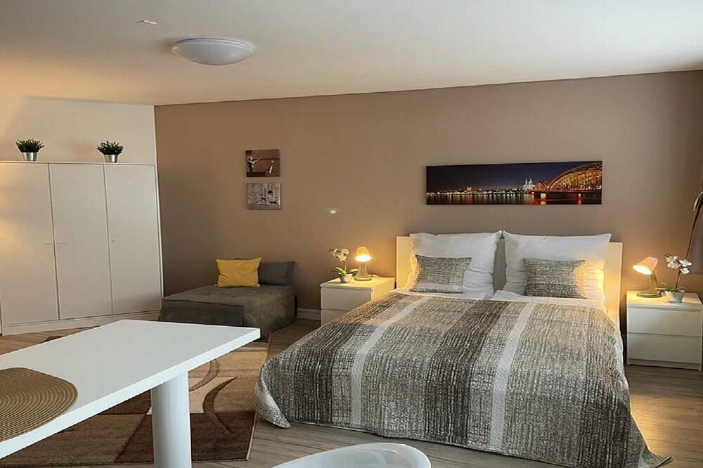 Entire apartment, Quiet & cozy studios in a prime location. Direct proximity to the old town & Dom! in Cologne, Rhineland