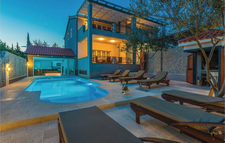 Charmante 2-Zimmer-Wohnung mit Pool in Küstennähe und mit guten Restaurants in Pridraga, Donji Karin