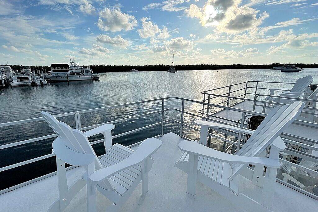 Blick auf den Sonnenuntergang am Wasser Aqua Villa Dolphin @ Mangrove Marina Resort in Tavernier, Monroe County