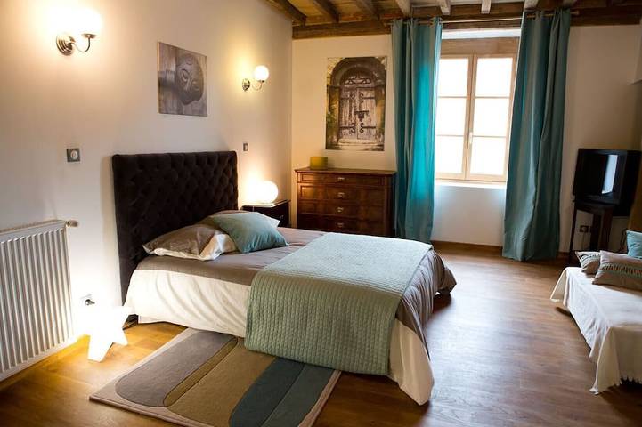 Location de vacances pour 12 personnes, avec terrasse et jardin, animaux acceptés dans Église Abbatiale Saint Philibert de Tournus - 2