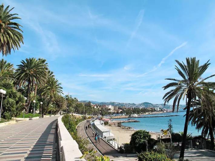 Villa for 9 people, with Terrace and Yard in San Remo
