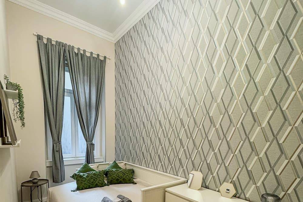 Entire apartment, Luxury Paris Style 3 bedrooms apartment, Sleeps 9 in Budapest, Central Hungary