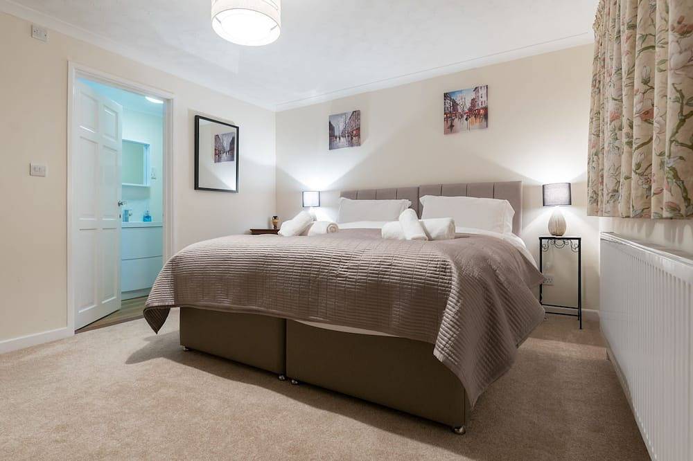 Family and pet friendly home sleeping up to 10, located within walking distance of the beach in Crantock, Cornwall