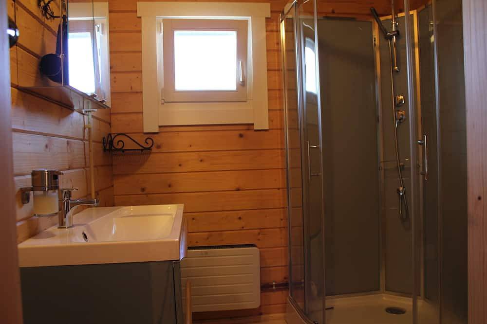 This chalet with swimming pool is located in the north of the Dordogne in a quie in Jumilhac-le-Grand, Parc naturel régional Périgord-Limousin