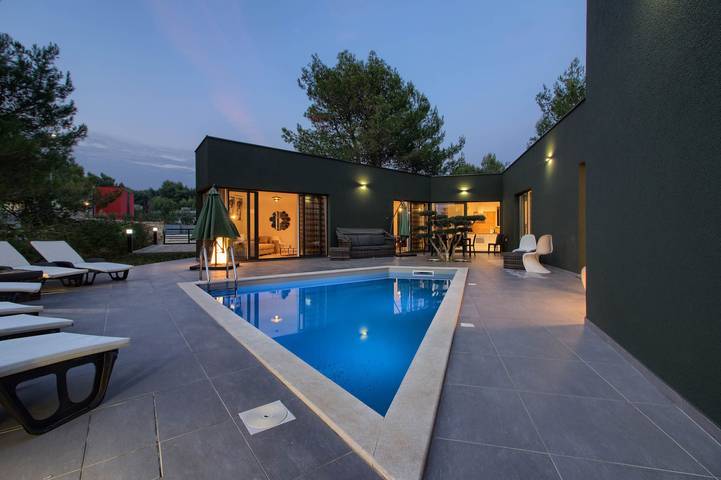 Villa für 10 Personen, mit Terrasse und Pool sowie Balkon/Terrasse in Medulin - 4