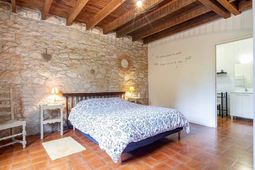 Dans un écrin de verdure, maison pour 4, à la frontière du Lot et du Périgord in Le Roc, Quercy