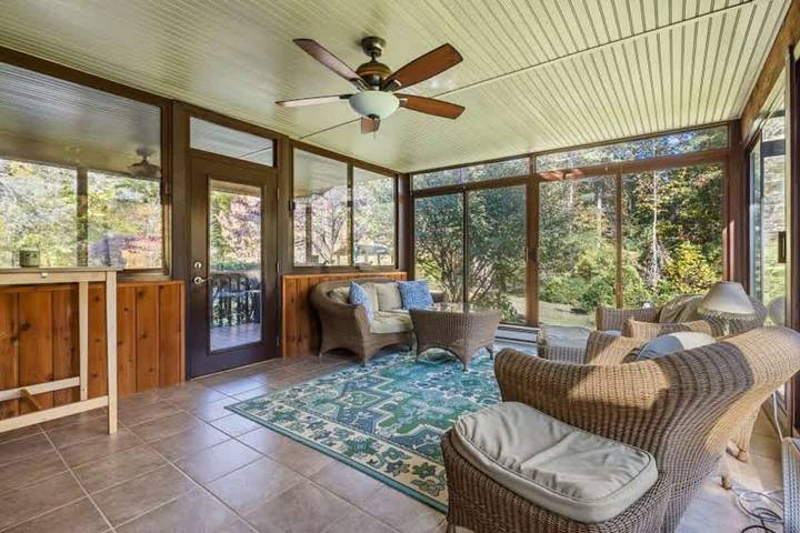 Vacation home for 12 people, with yard, with pets in North Carolina