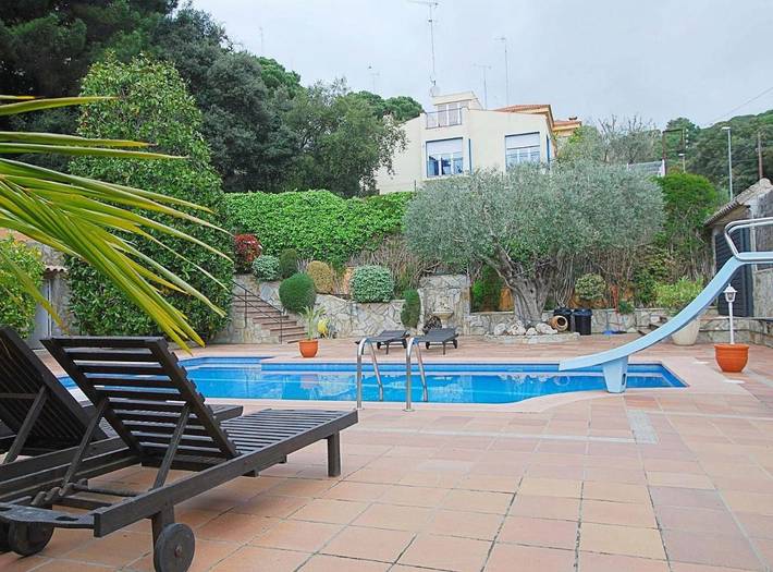 Apartamento para 11 personas, con piscina además de jardín y balcón en Mataró