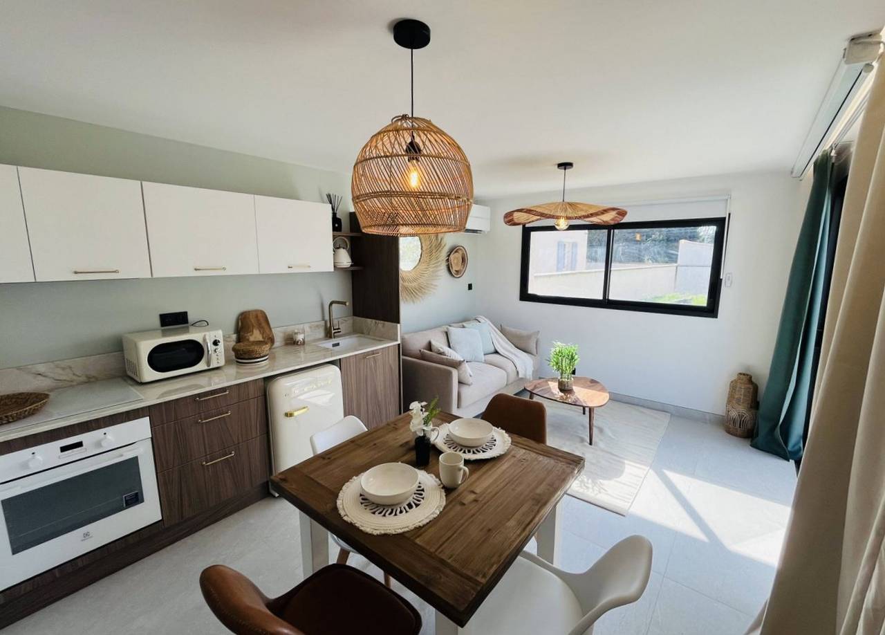 Studio entier, Magnifique studio 20 m² avec vue sur Luberon et piscine in L'Isle-sur-la-Sorgue, Vaucluse