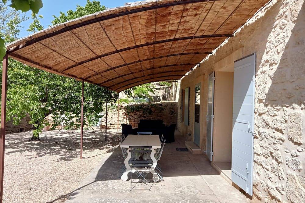 Masía reformada en un pueblo medieval. in Castillon-du-Gard, Region de Nimes