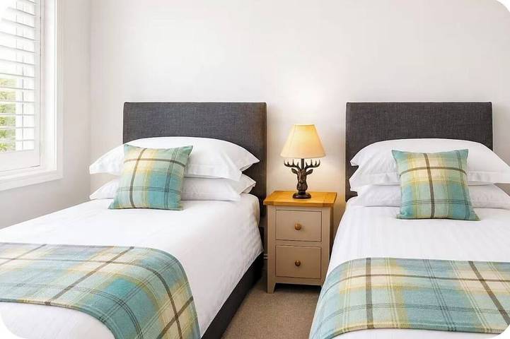Glenmore Lodge | Luxury Braemar Highland Retreat | Walk to Village | Sleeps 6 in Braemar, Cairngorms National Park