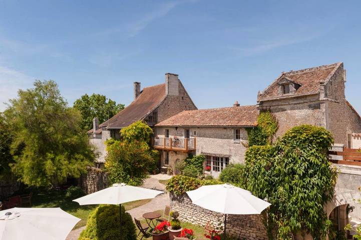 Hôtel, avec Terrasse ainsi que Jardin et Piscine