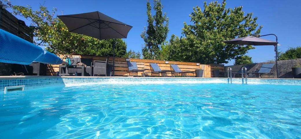 Location de vacances pour 5 personnes, avec terrasse ainsi que piscine et vue, animaux acceptés à Bazoges-en-Pareds