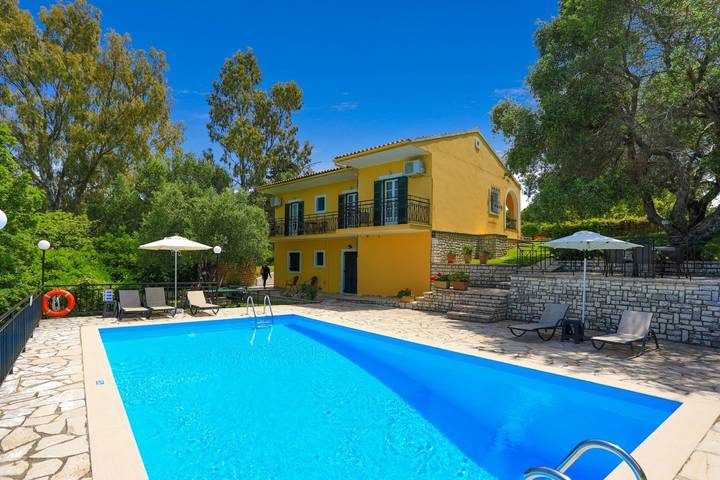 Villa for 8 people, with garden and balcony, child-friendly in Agios Stefanos (Corfu)