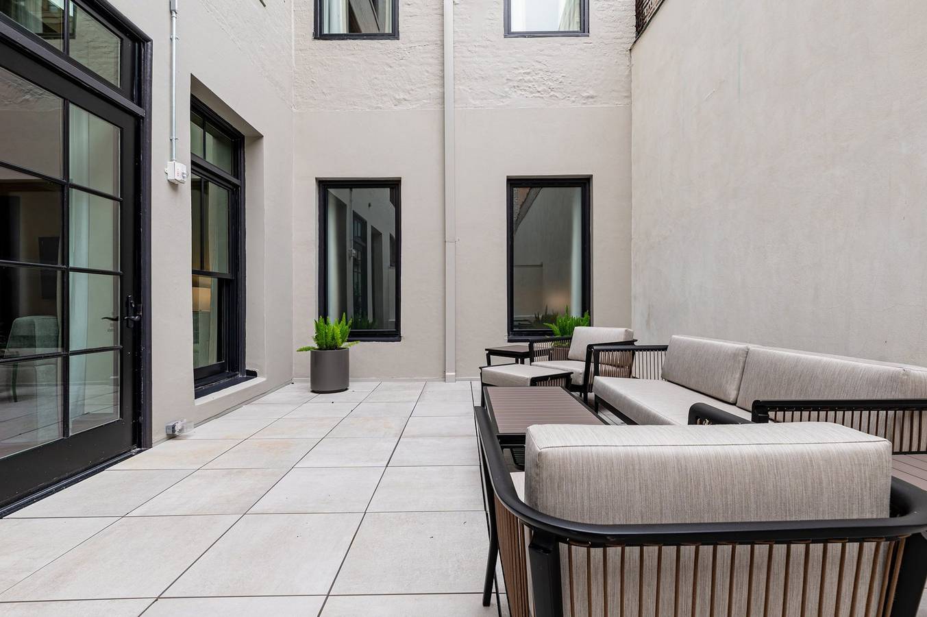 Apartamento entero, 2Br Private Patio in Luxe Canal St Unit | The Mayfair in Storyville (New Orleans), New Orleans