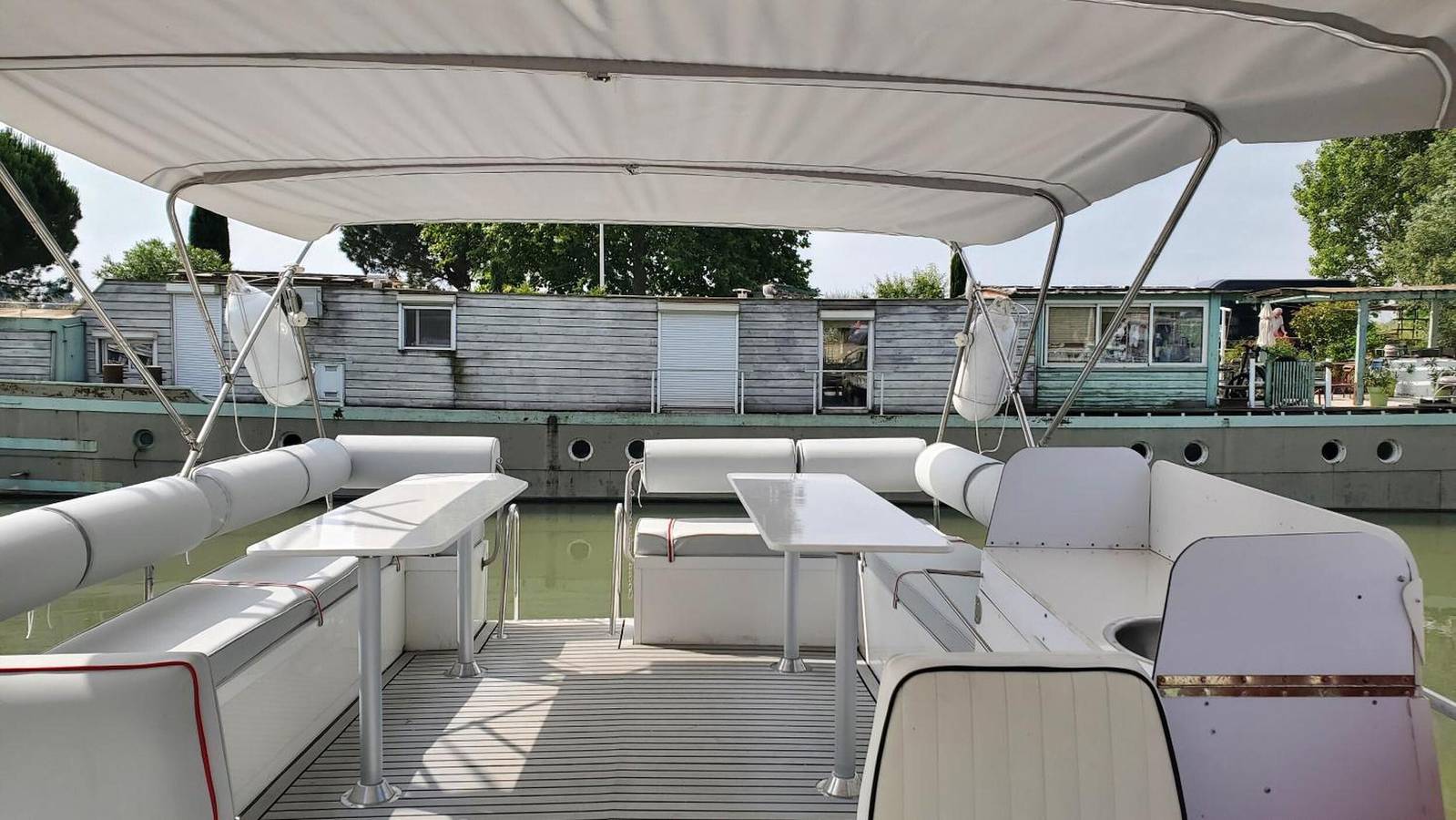 Barco 'Odyssey Croisières' con vistas al lago y aire acondicionado in Bellegarde, Region de Nimes
