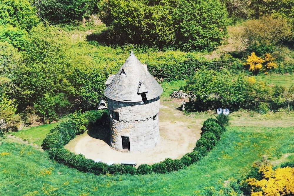 Mill overlooking the sea and the Breton countryside in Lanmodez, Rosa Granitküste