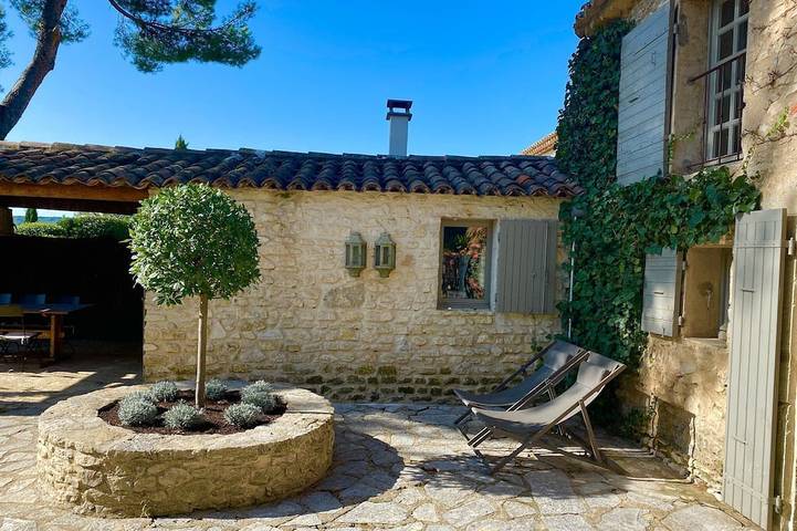 Location de vacances pour 6 personnes, avec Terrasse et Jardin à Joucas
