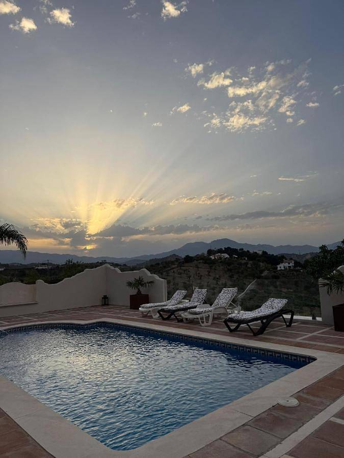 Apartamento para 8 personas, con jardín y vistas además de terraza y piscina, Se admiten mascotas en Coín