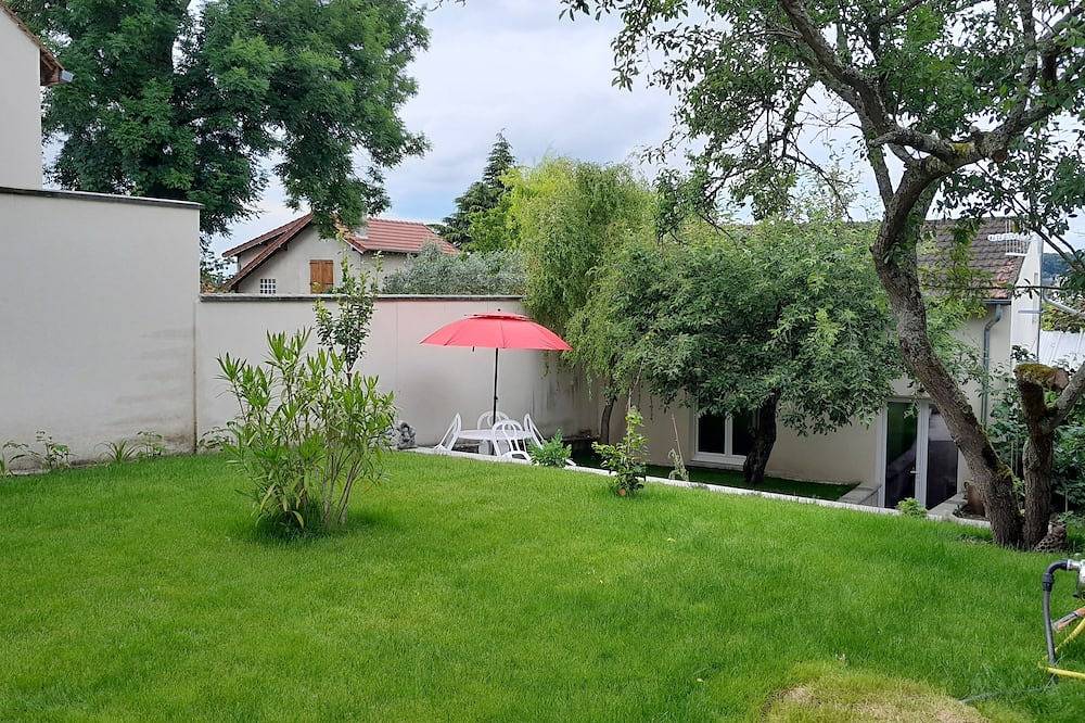 Le Laurier Blanc is 10 minutes from Parc Caillebotte, with its terrace for aperitifs. in Yerres, Essonne