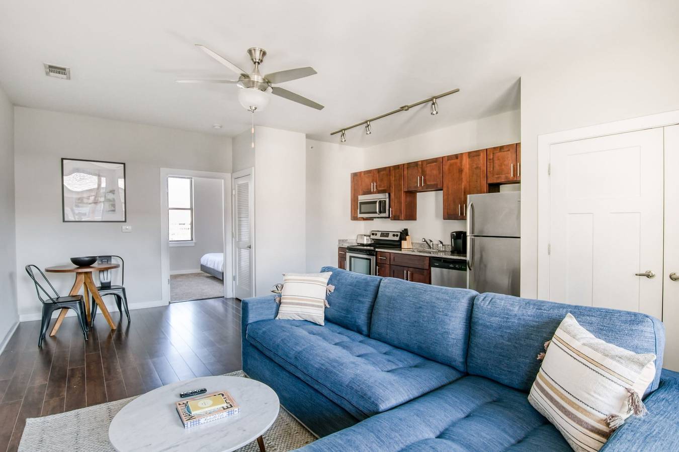 Entire apartment, Cozysuites Music Row Chic 1Br w free parking 42 in Nashville, Tennessee