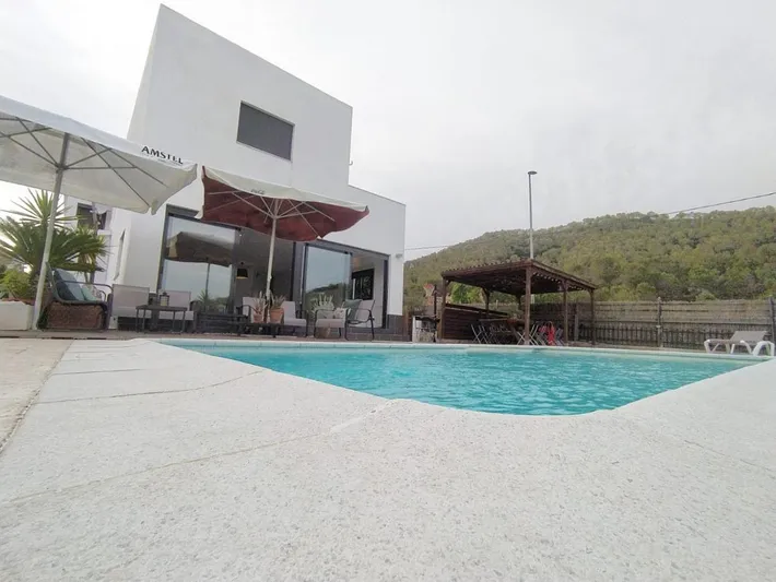 Casa de vacaciones para 14 personas, con jardín además de vistas y piscina, Se admiten mascotas - 1