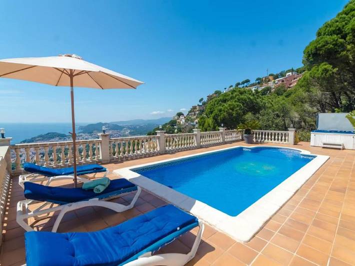 Chalet voor 8 personen, with Whirlpool and Terras as well as Tuin and Zwembad aan de Costa Brava