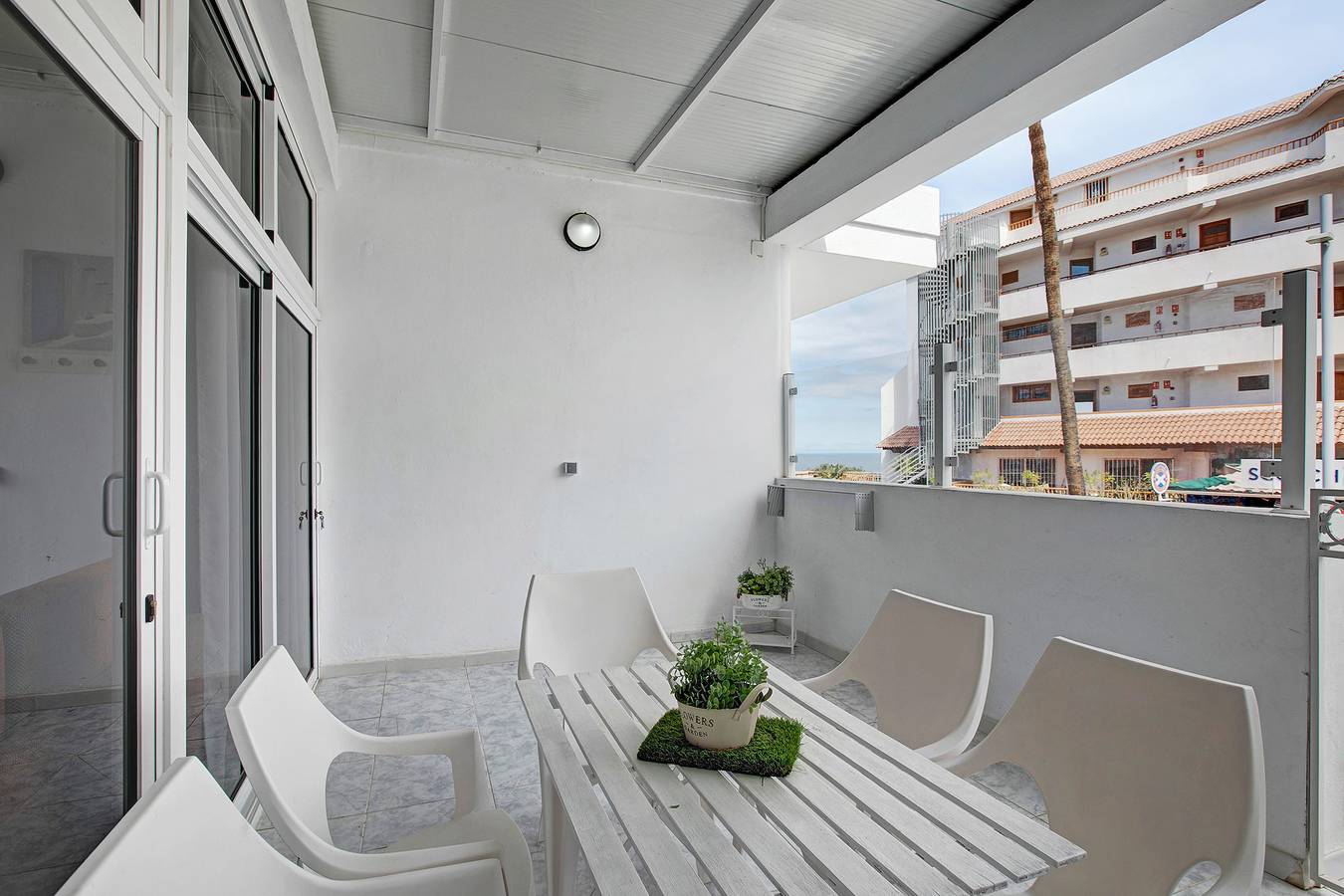 Apartamento entero, Casa de vacaciones "Apartamento Costa Adeje" con vistas al mar, Wi-Fi y terraza in Playa Puerto Colón, Adeje