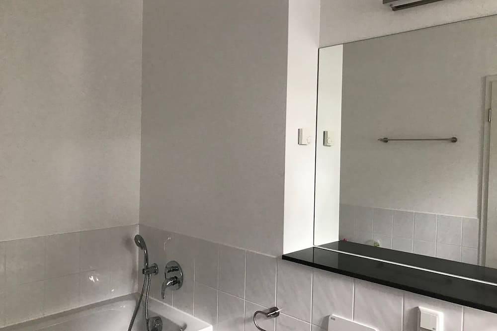 Ganze Wohnung, 3 Zimmerwohnung mit Garten im Zentrum von Berlin 8 Min Autofahrt bis zum Alex in Friedrichshain - Kreuzberg, Berlin