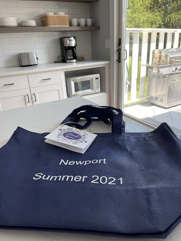 Bright Beach Cottage, renovated 3 bedroom, large private sunny deck!! in Middletown, Newport County