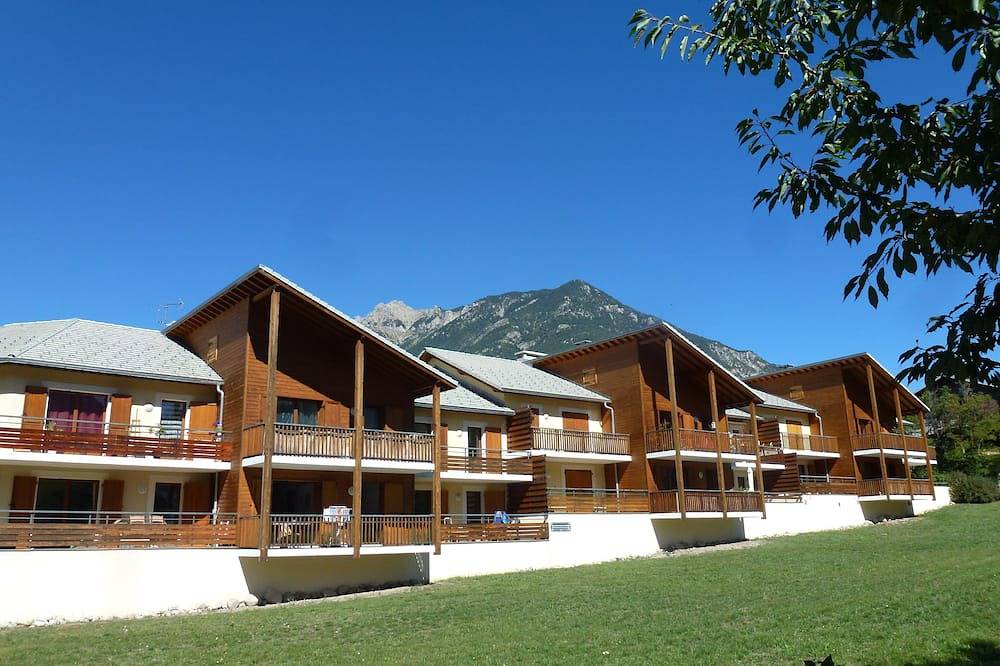 Entire apartment, New apartment, near the ski resorts, due south, beautiful view of Risoul. in Guillestre, Briançon region
