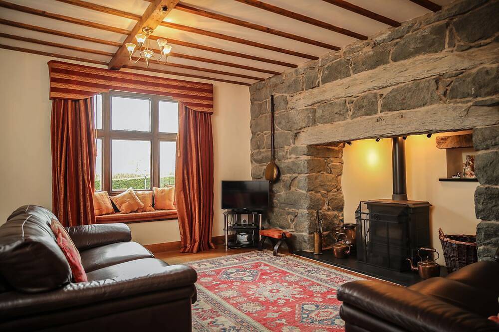 Farm Wing -  a house that sleeps 4 guests  in 2 bedrooms in Pwllheli, Gwynedd