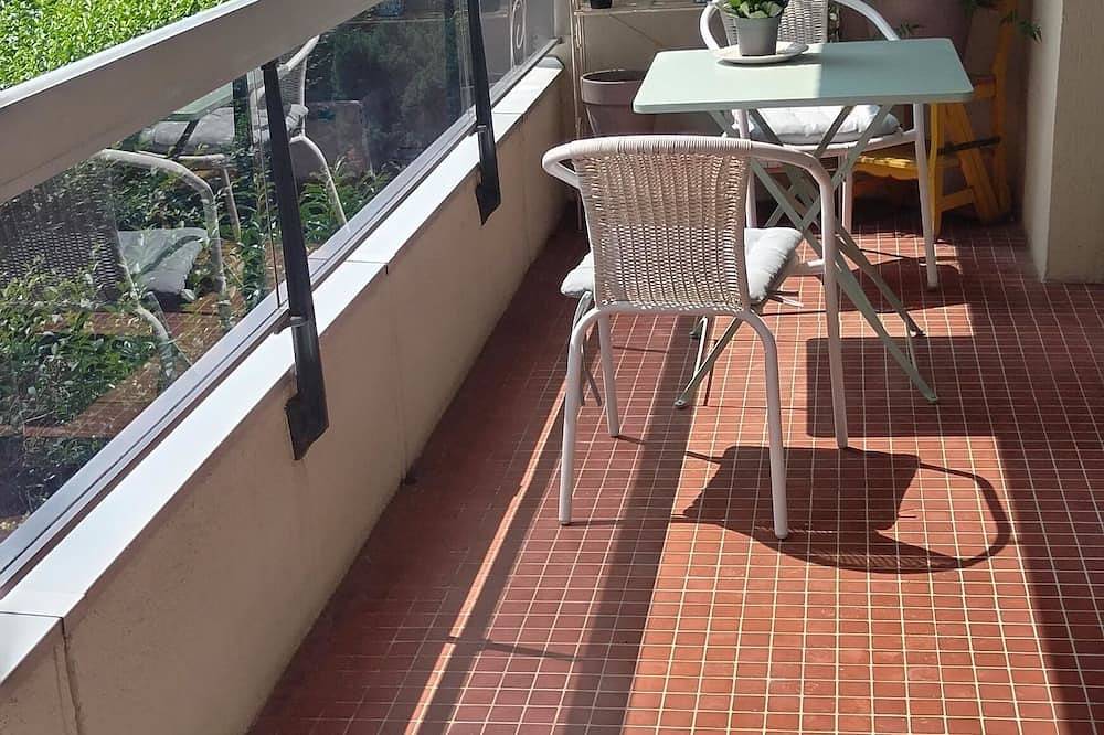 Entire apartment, Bright, quiet, cosy studio overlooking park in Caluire-et-Cuire, Rhône