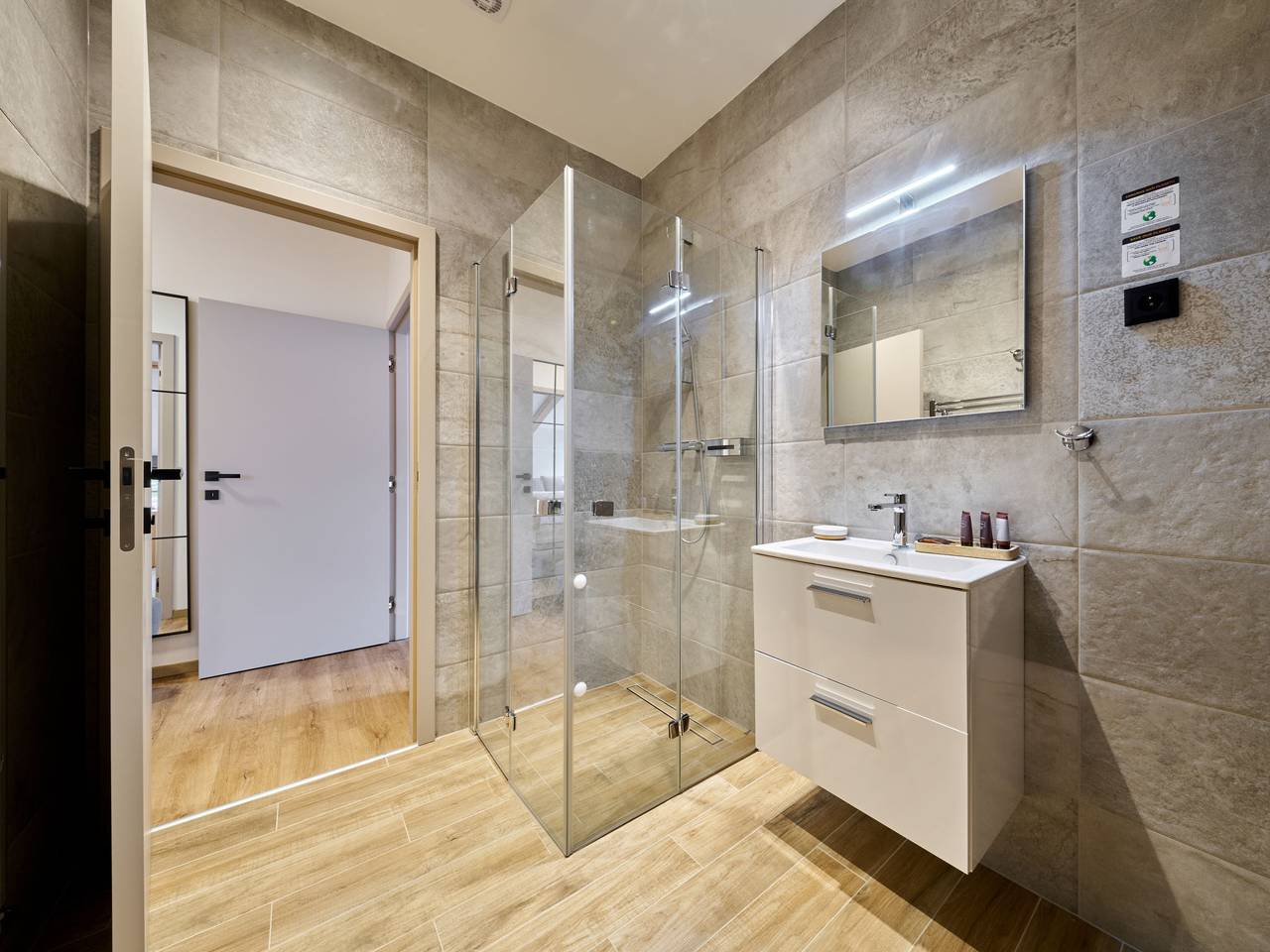 Ganze Wohnung, Luxury Mountain Attic with Ac & Netflix in Černý Důl, Region Trautenau